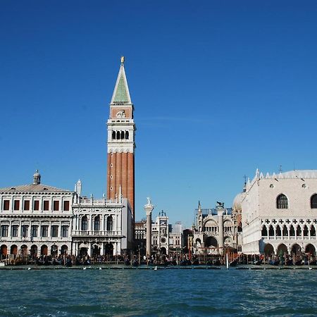 Canal Tron Venesia Bagian luar foto