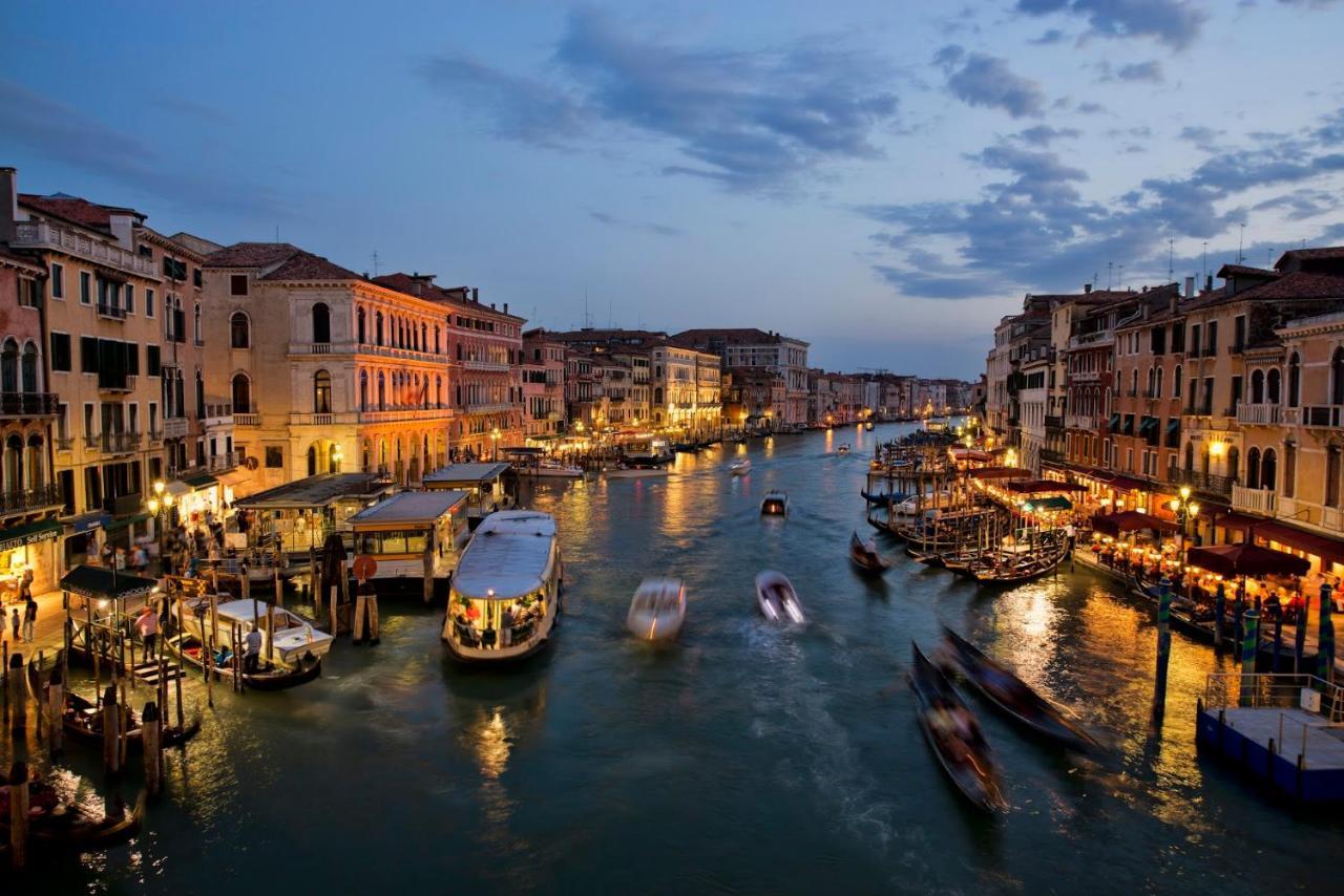 Canal Tron Venesia Bagian luar foto