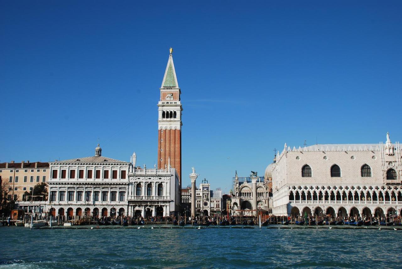 Canal Tron Venesia Bagian luar foto