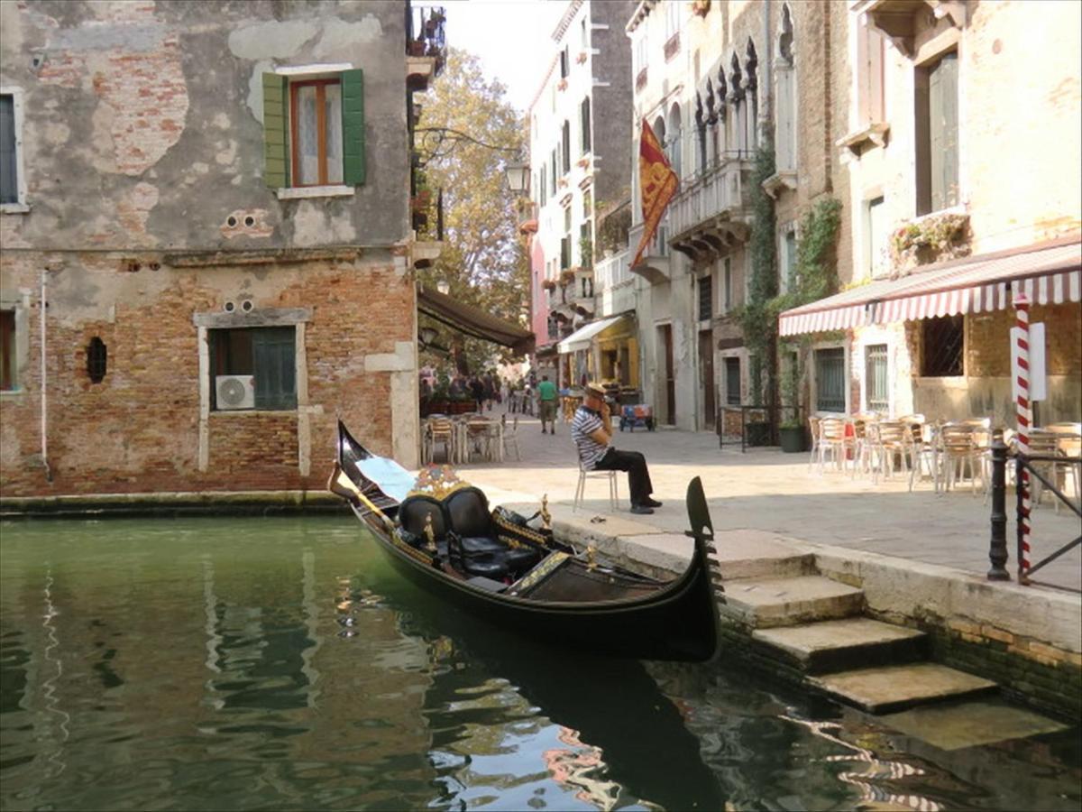Canal Tron Venesia Bagian luar foto