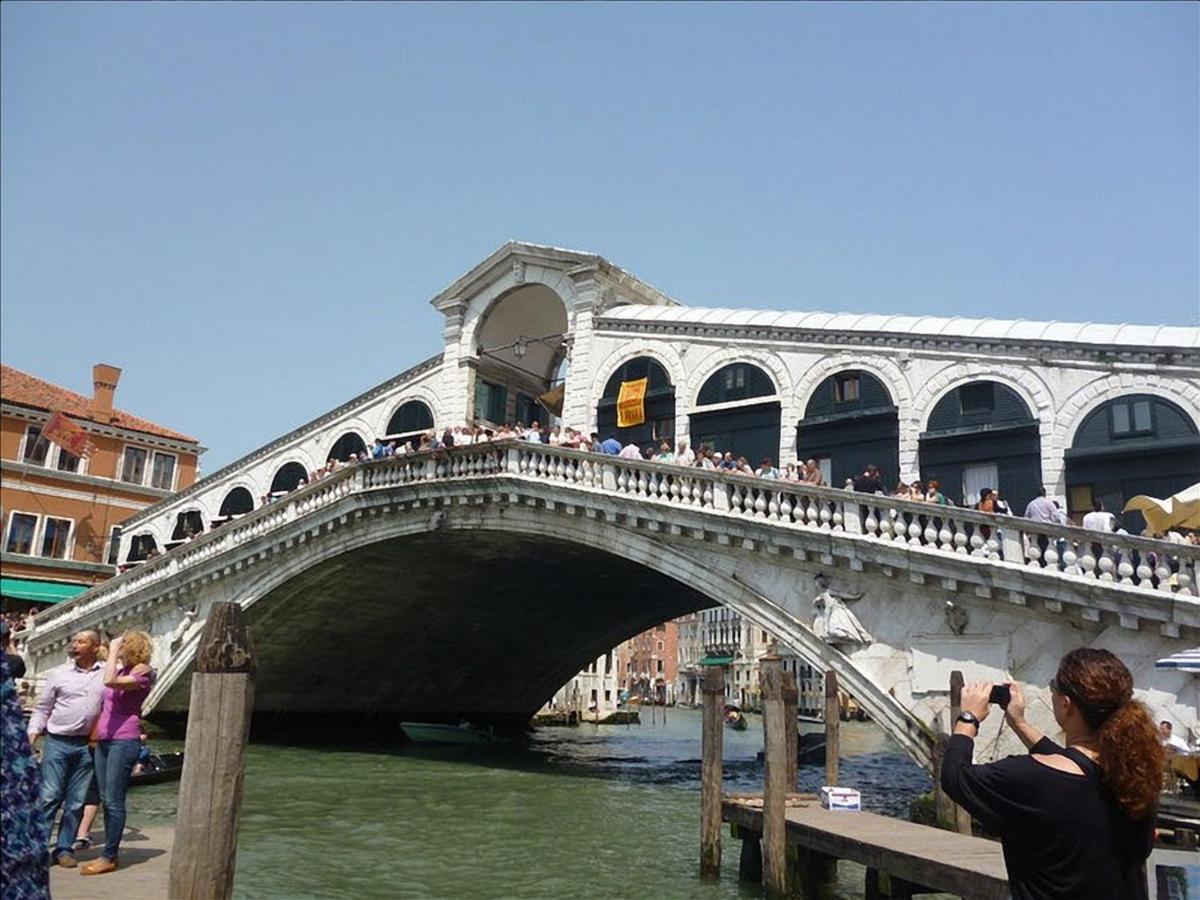 Canal Tron Venesia Bagian luar foto