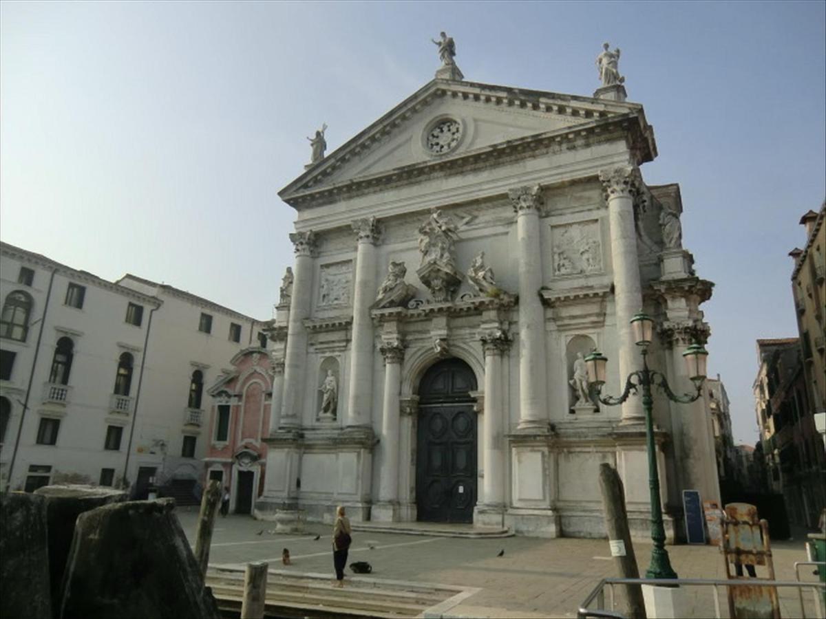 Canal Tron Venesia Bagian luar foto
