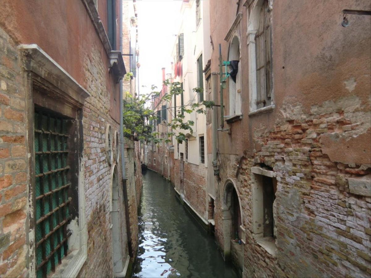 Canal Tron Venesia Bagian luar foto