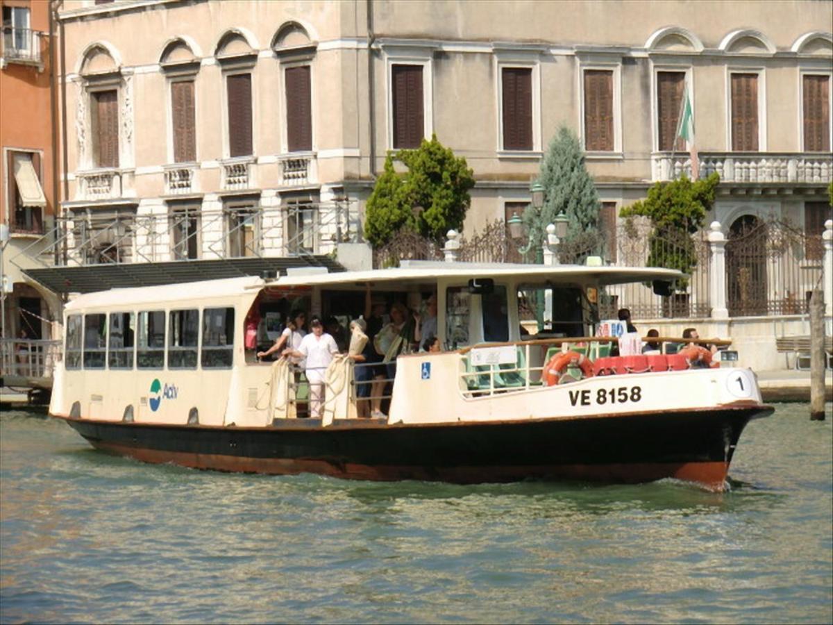 Canal Tron Venesia Bagian luar foto